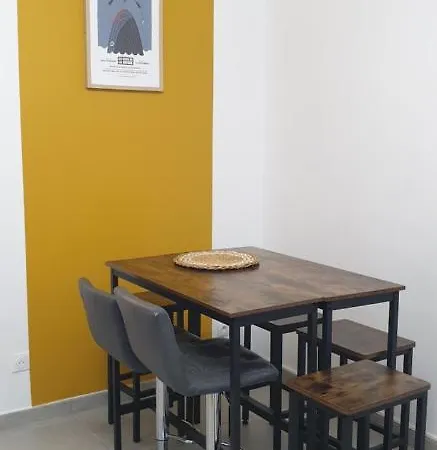 Maison A Deux Pas De L'hotel De *