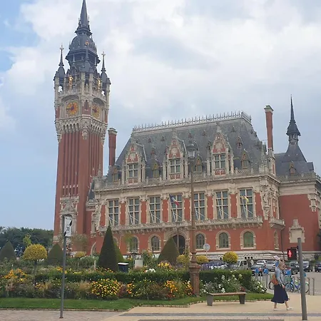 Maison A Deux Pas De L'hotel De *